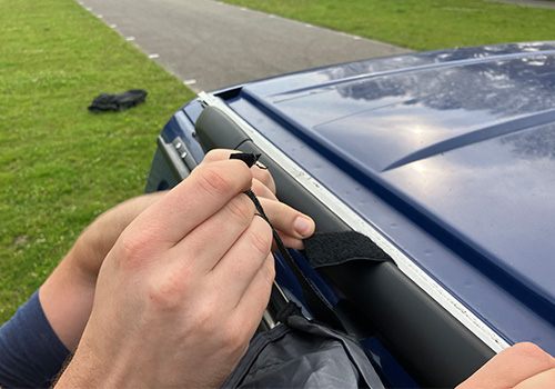 Befestigung Busvorzelt mit Klettverschluss am Dachträger