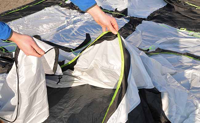 Tür des Zeltes öffnen