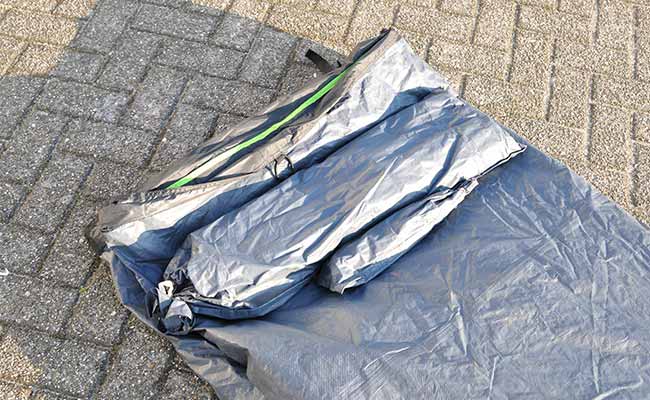 Zeltstangentasche auf dem Zelttuch