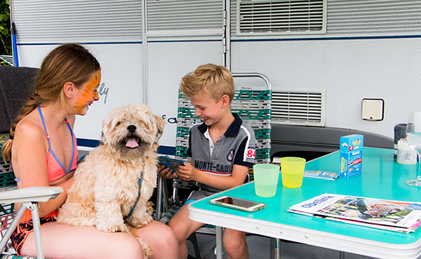 Campen mit einem Hund