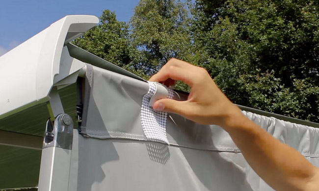 Befestigungsclips auf der Seitenwand montieren